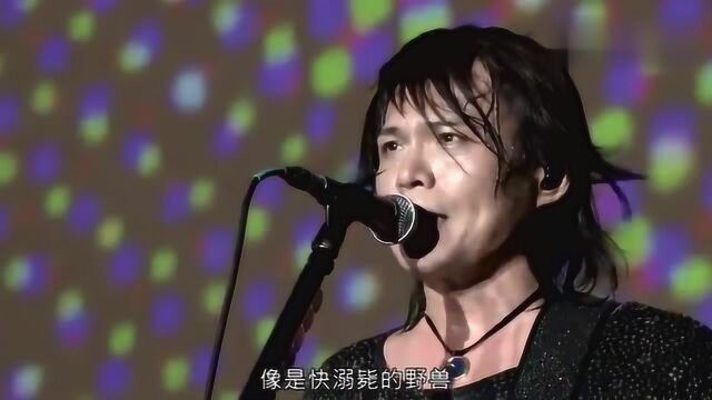 伍佰一首经典歌曲《暴雨》80后都听过吧,依然一如既往的喜欢