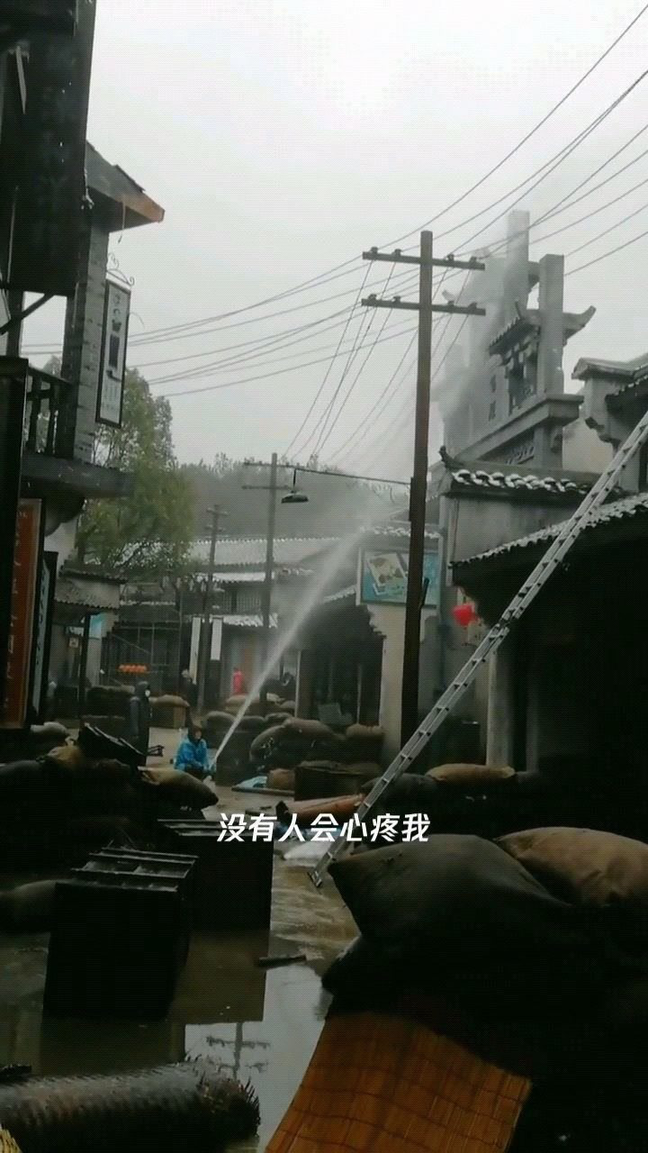 大冬天的人工降雨拍一晚上的雨戏剧组里的每个工作人员都很累