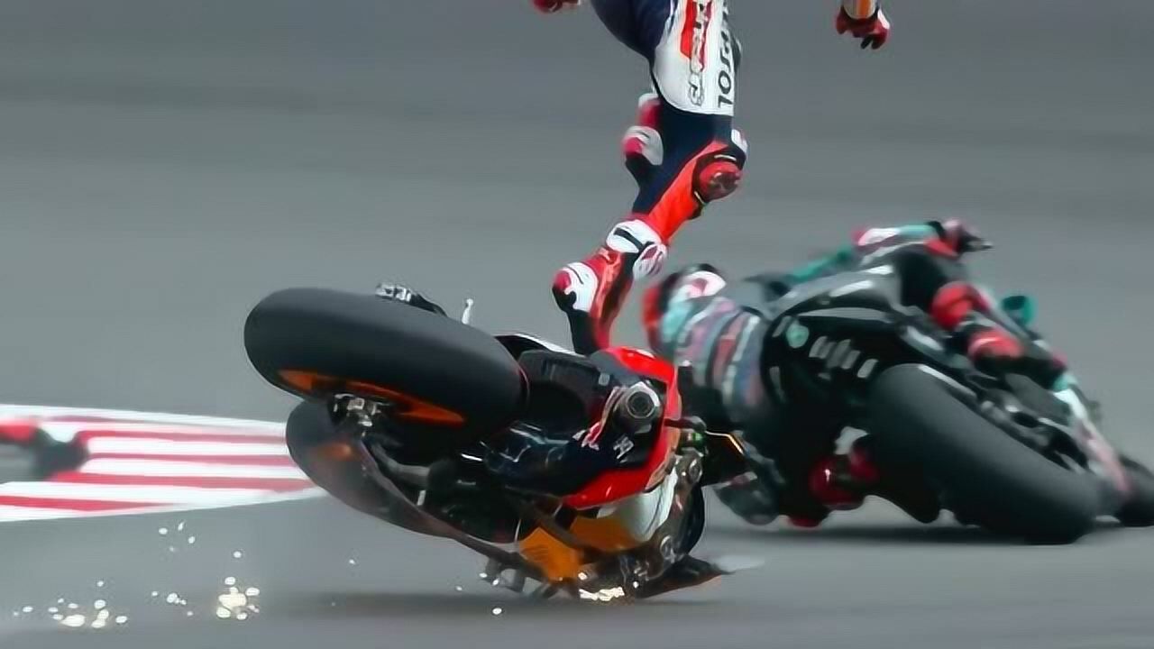 摩托车马奎斯摔车后凌波微步般的自救