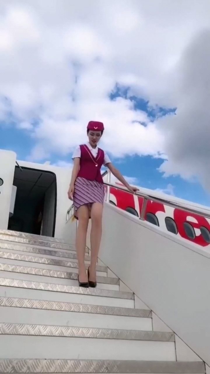 这是哪个航空公司,美女空姐下班就脱鞋,不怕被开除吗