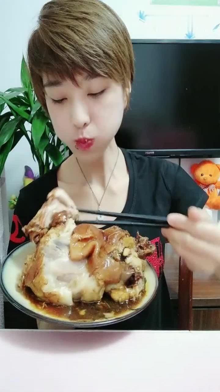 美女吃肉这么爽快,看得我直流口水!