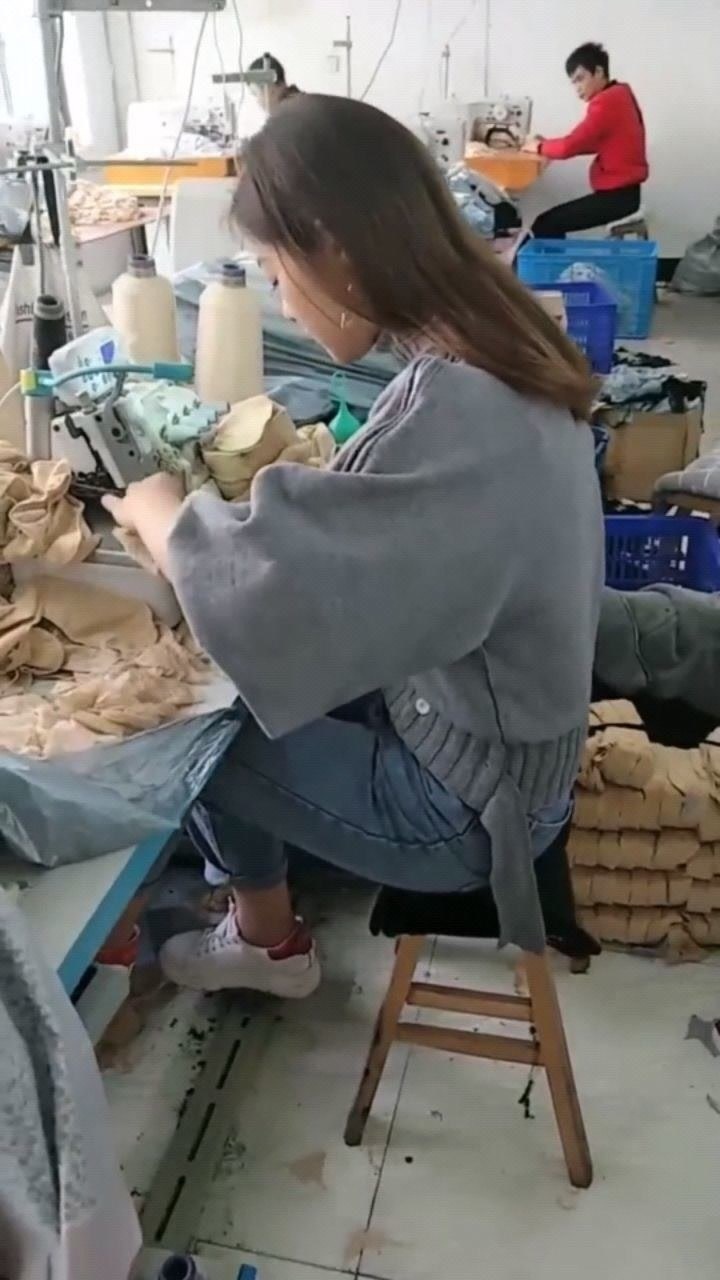 实拍服装厂的打工妹,自力更生,我越看越喜欢