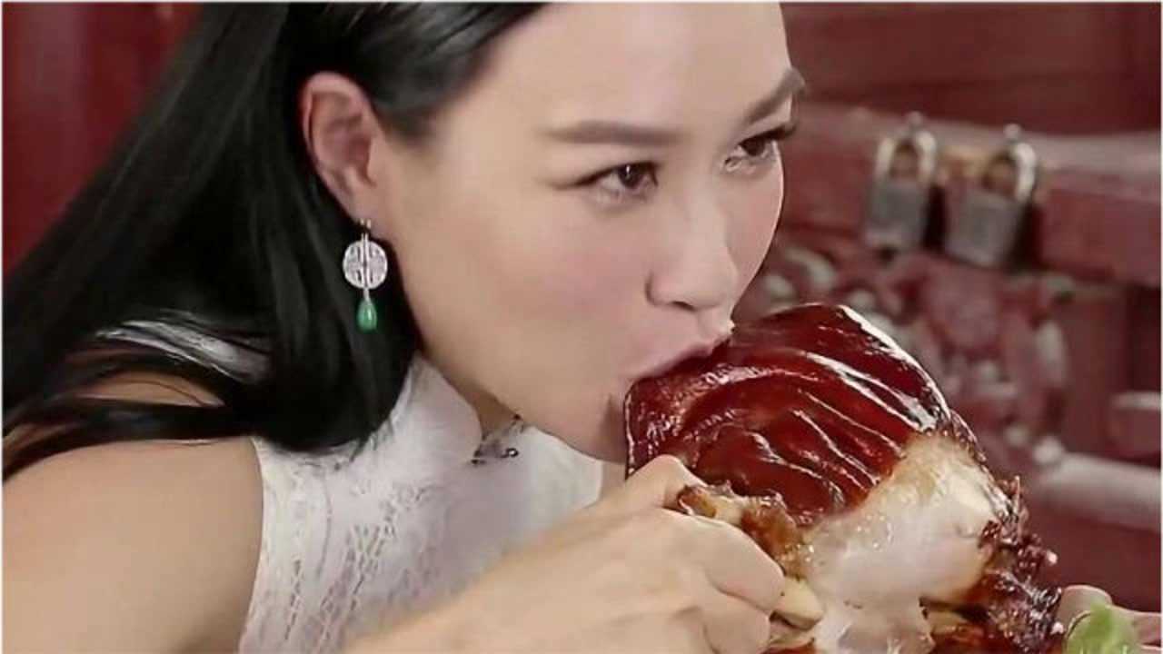 钟丽缇抱起肘子直接啃吃相被张伦硕嫌弃太豪放了