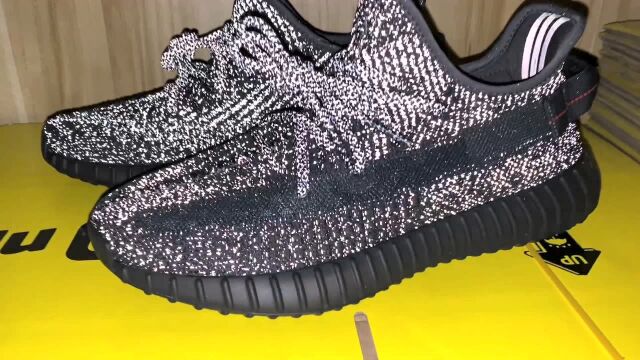 Yeezy 350v2黑满天星实拍!很稳很到位