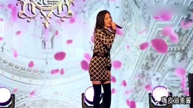 张韶涵现身素人婚礼,演唱多首成名曲,穿着低调声音很有爆发力!