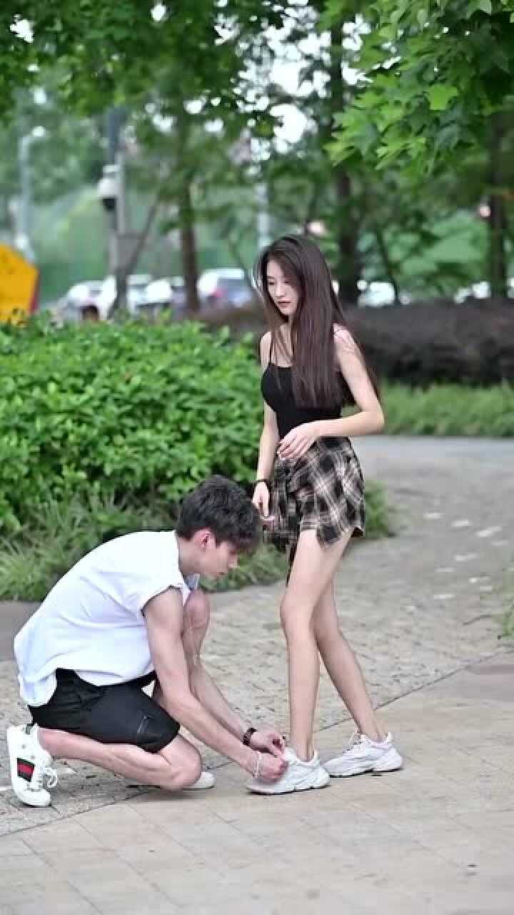 蹲下给你系鞋带是因为喜欢你而你蹲下是尊重他的喜欢
