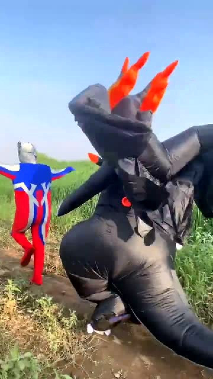 赛罗奥特曼:最近胖了,带我的宠物出来散散步!