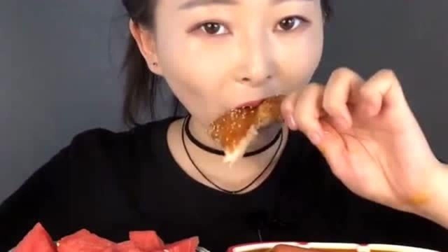 吃播美女真是个大胃王,一整只鸡上来就秒,看着真馋人!