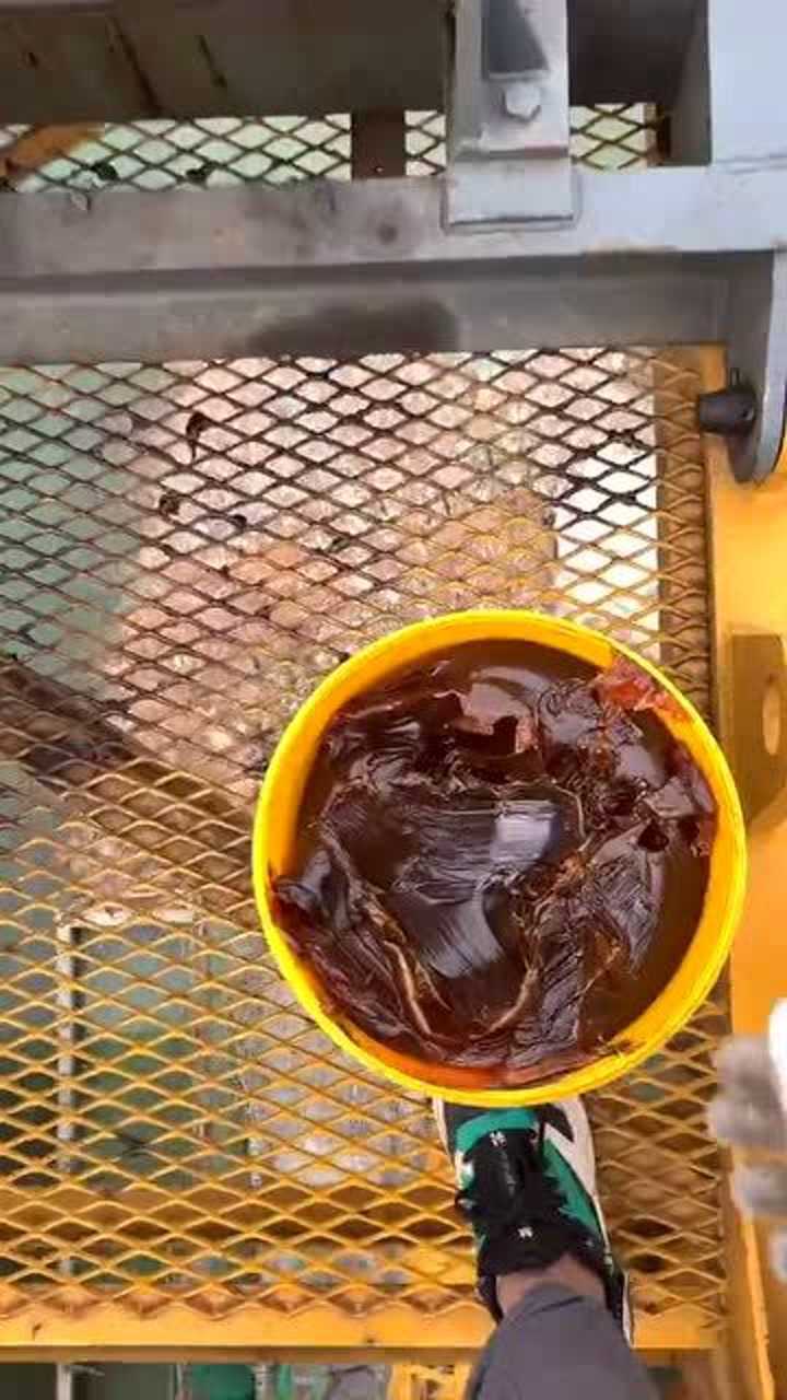 桶里的是油哦,把这个抹在机器上,机器会用起来很顺手哦!