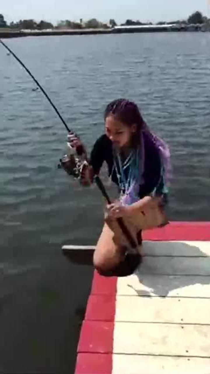 性感美女河边钓鱼真是一道靓丽的风景线