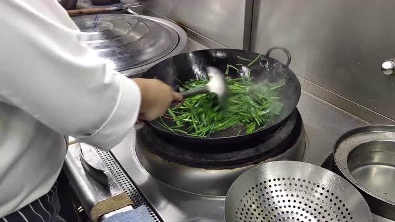 这才是厨师颠锅的正确姿势，动作流利，功底深厚，工资至少1万_腾讯视频