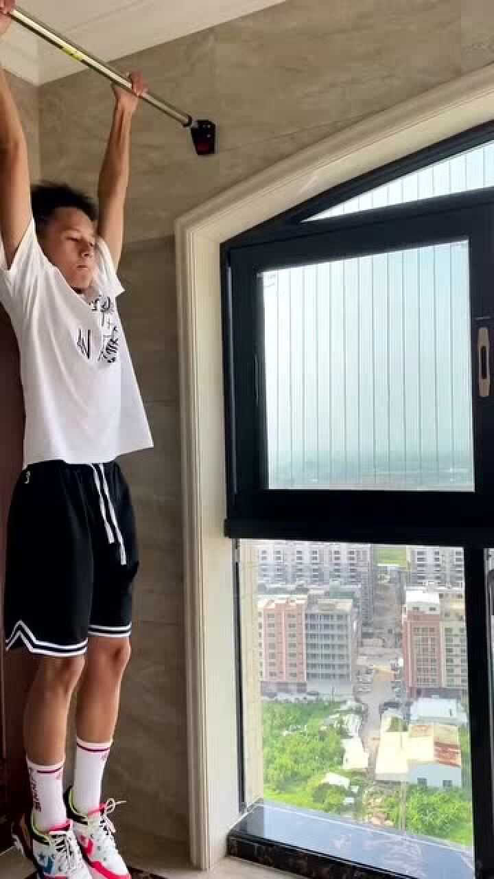 兄弟们吊单杠是真的会拉长手臂你可以每天吊两分钟试试