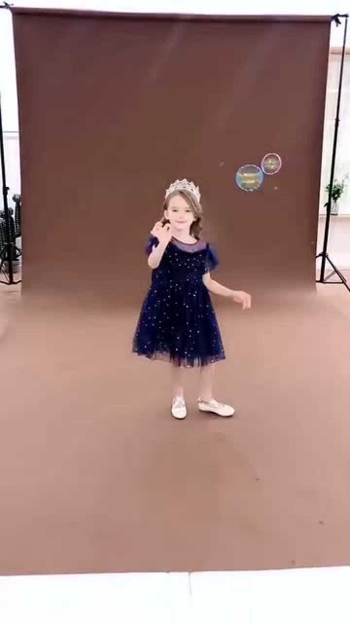 乌克兰小童模金色的头发黄色的眼睛这样的气质模仿不来