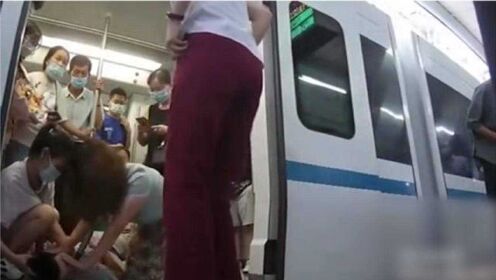 中国抗疫女护士地铁上跪地救人 印度网友：我们国家没这种好事