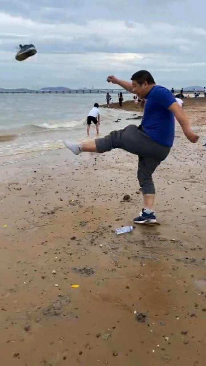 一脚把鞋子踢飞了
