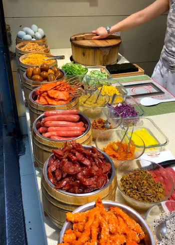 小夫妻夜市摆摊卖饭团,200多种料可供选择,难怪连外地人特意开车去吃