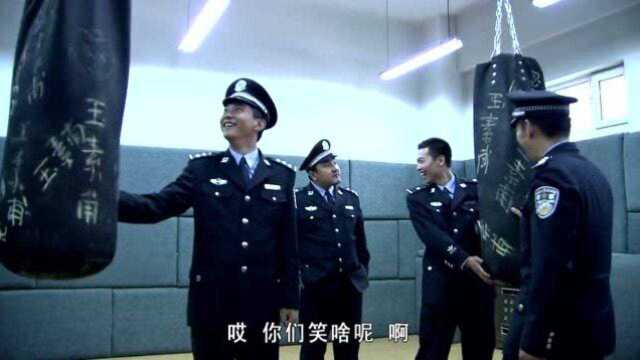 狱警有新发现,到囚犯宣泄室一看,老狱警立刻脸都黑了