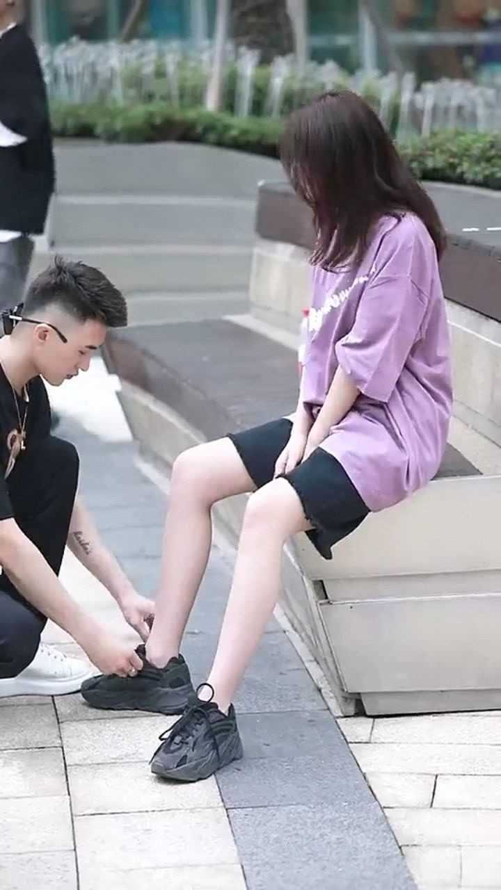 好心给女友系鞋带她却这么做果然只有前任才是最好的
