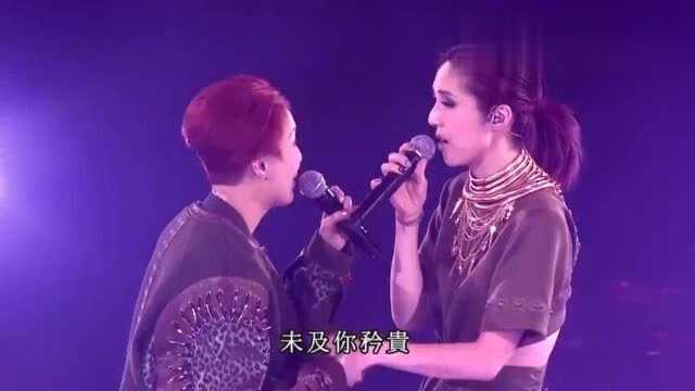 杨千嬅和郑秀文同台演绎《终生美丽》,相信两人关系一定非常好