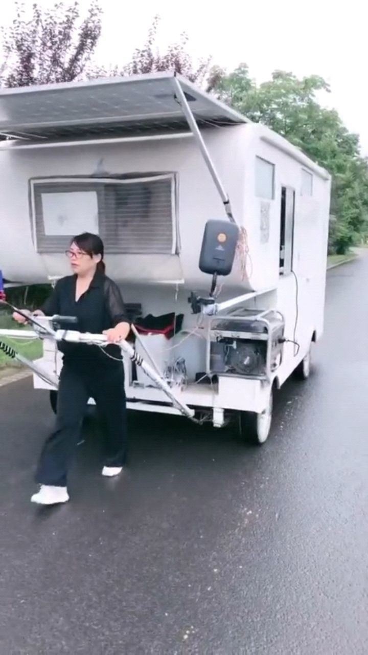 沿途偶遇假徒步手拉电动房车刚出村就没电了