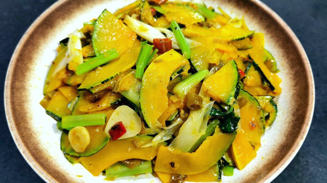 嫩南瓜还可以这样炒着吃素炒南瓜片还不错你也可以试一试