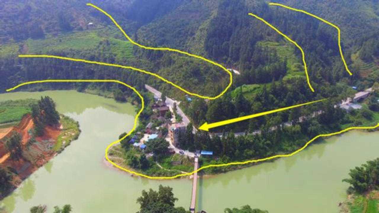 航拍民间一个风水宝地村庄,背山面水正处龙穴,从空中看就知道了