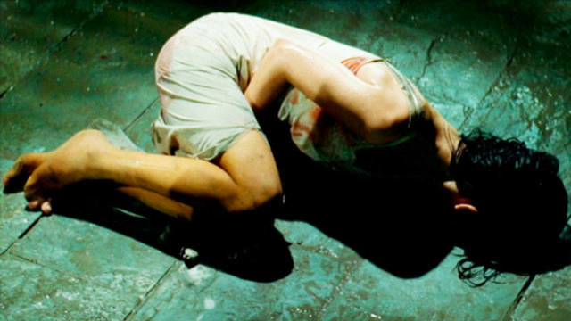 女卧底被抓后严刑拷打遭受的可怕酷刑足以让女性心惊肉跳