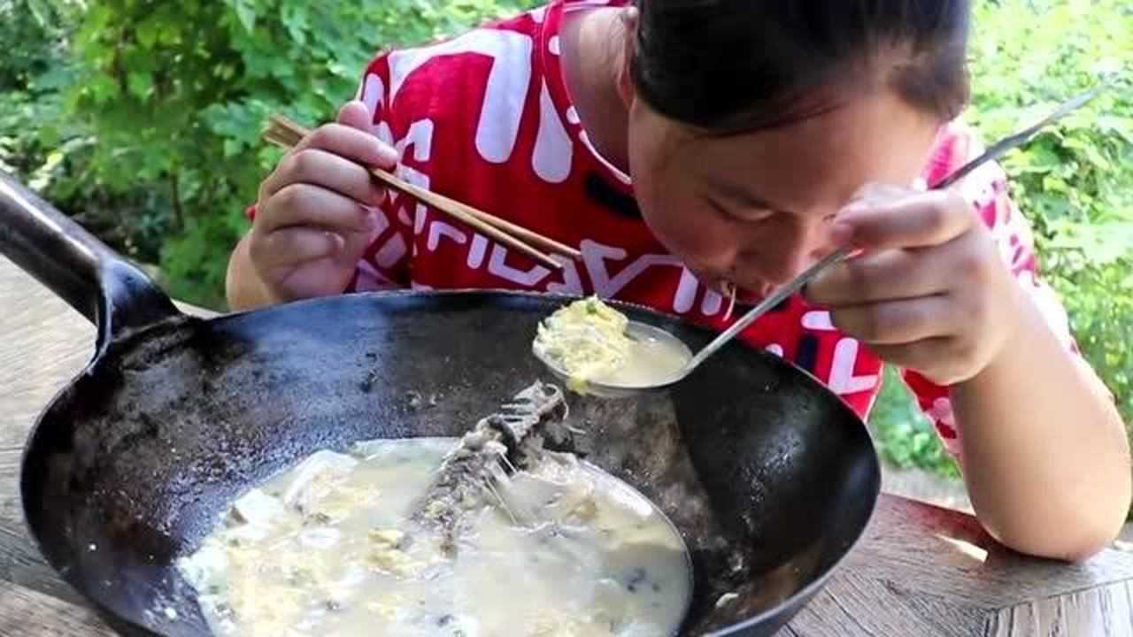 胖妹吃鱼汤6斤大草鱼铁锅都放不下这吃相太馋人了