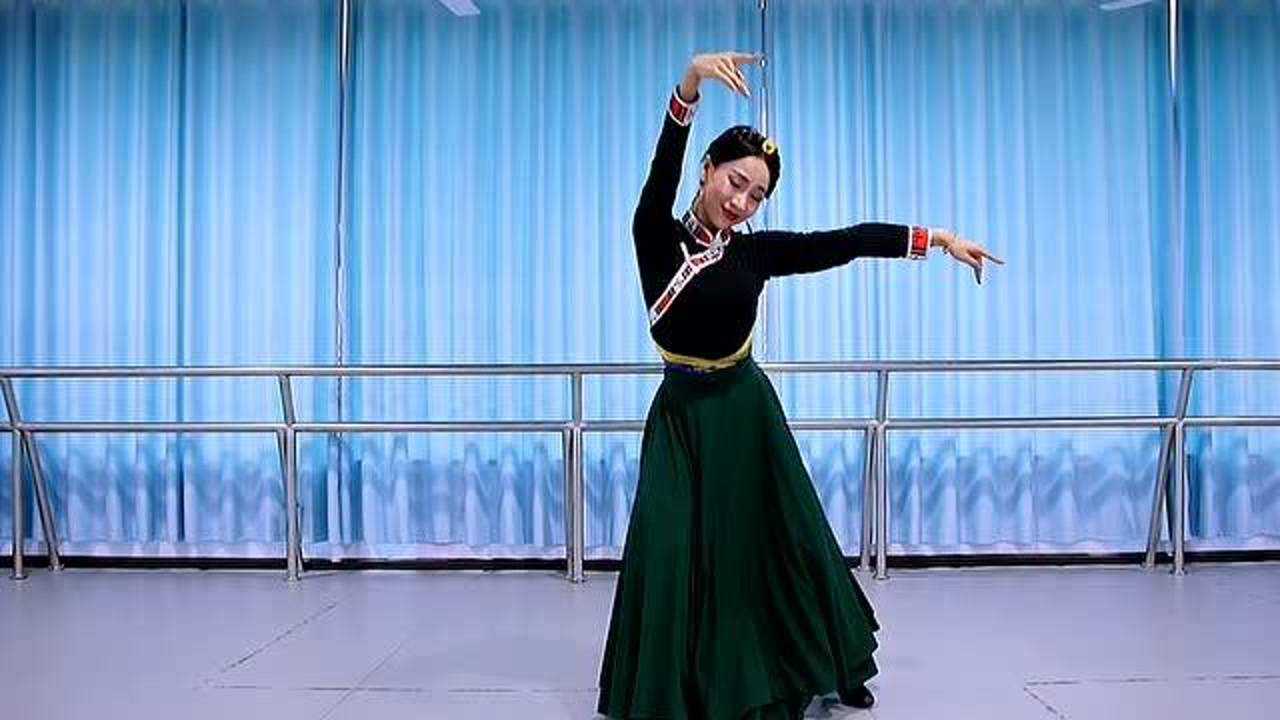李夏辉老师跳藏族舞《我的九寨》,最喜欢她的这种状态,让人百看不厌!