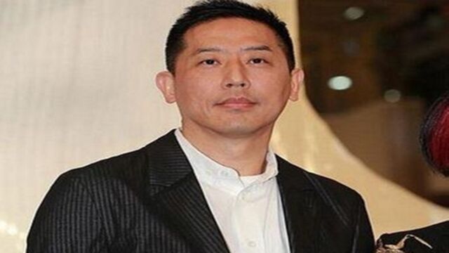 与男子合影引关注 唐鹤德发文:月亮代表我的心