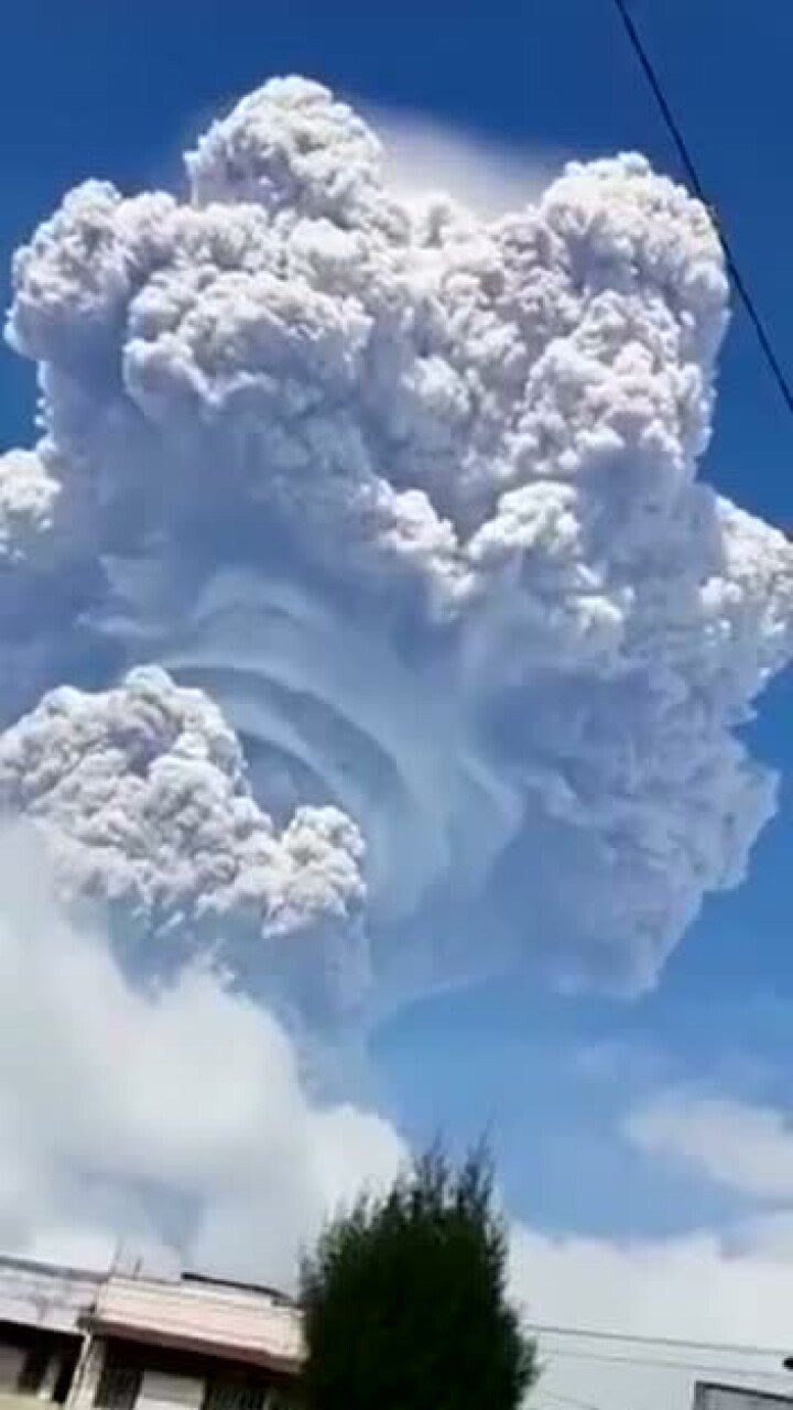 日本天空惊现奇怪云朵,像一株巨大的蘑菇,也不知道是怎么回事!