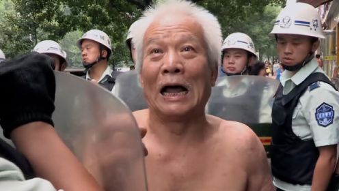 非常难得的纪录片：70岁老人被几十名城管围堵，只为保住水果摊