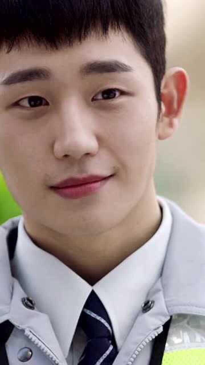 丁海寅笑起来眼睛里有星星啊看完忍不住嘴角上扬太帅了