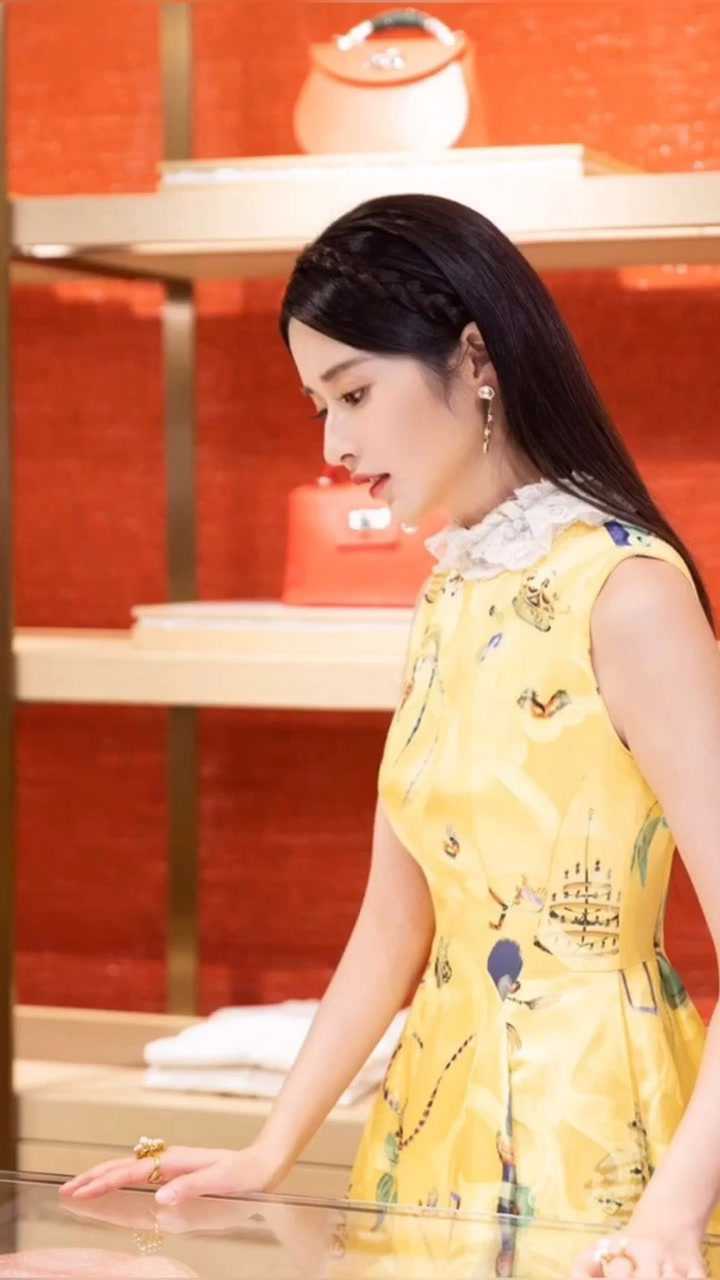 颖儿明黄色旗袍异域风情美丽加分