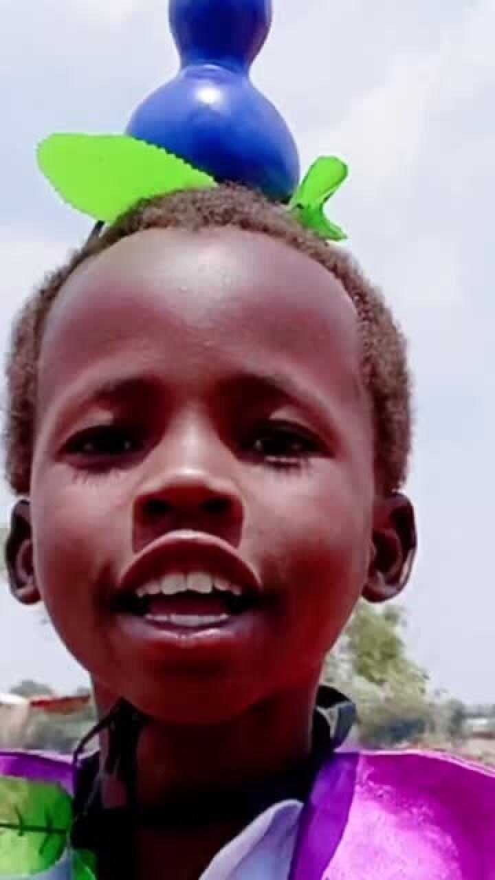 非洲的小男孩聪明勇敢有力气太可爱了