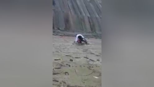 怕女儿踩在泥沙上有危险 女子上前帮忙自己反陷入淤泥被困
