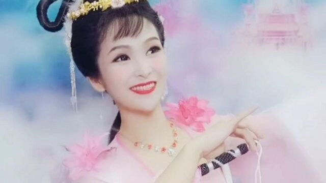 美女小姐姐演唱一段黄梅戏《飘飘荡荡天河来》,好听醉人!