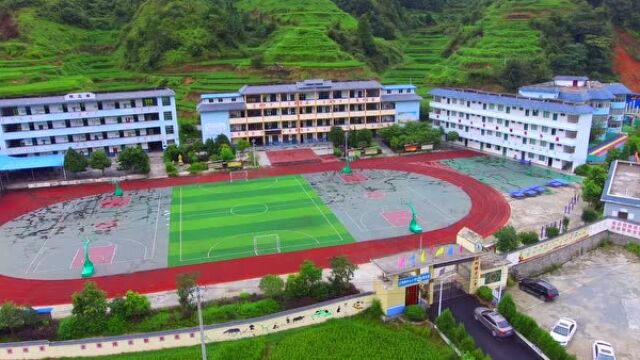 航拍贵州大山小学,校园环境优美,学习的好地方