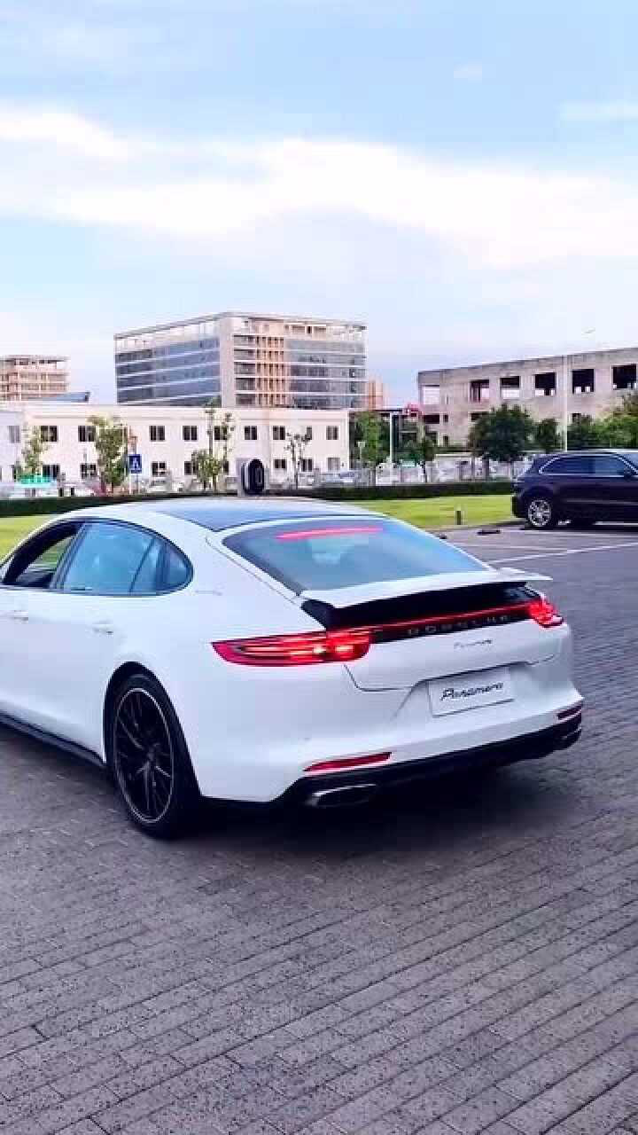 欣赏全新纯白色保时捷帕拉梅拉小尾翼看着十分有个性