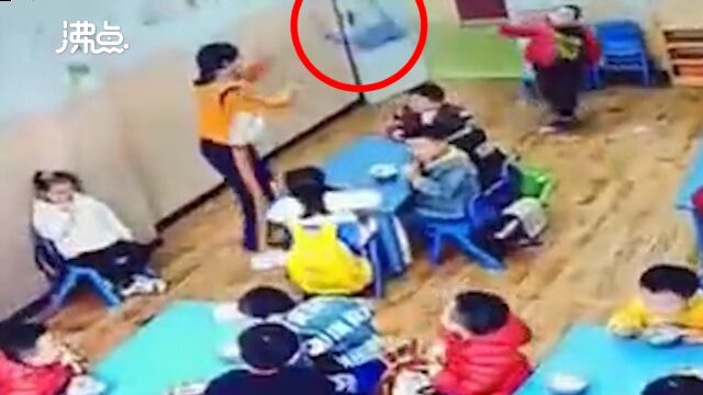 监拍幼儿园小孩调皮扔凳子 老师隔空一把接住