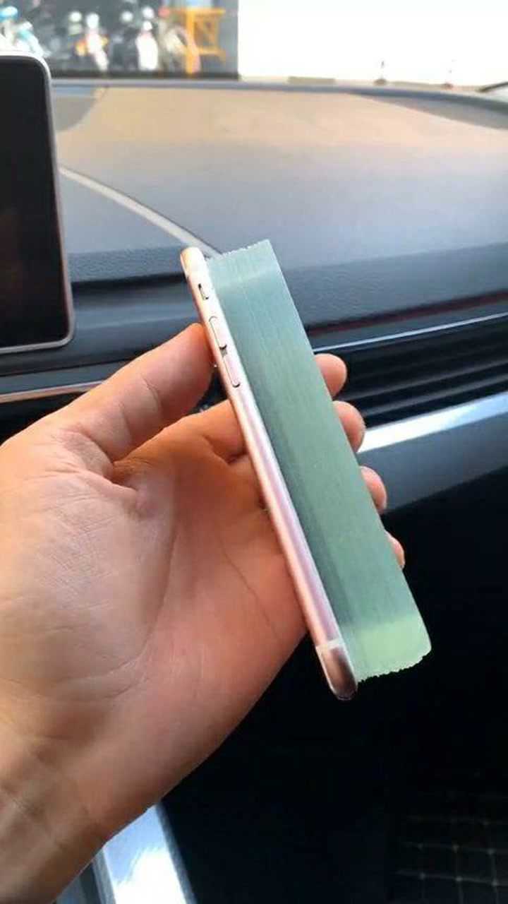 小伙竟然给手机贴了这么多层钢化膜,你也太奇葩了,真是狠人啊