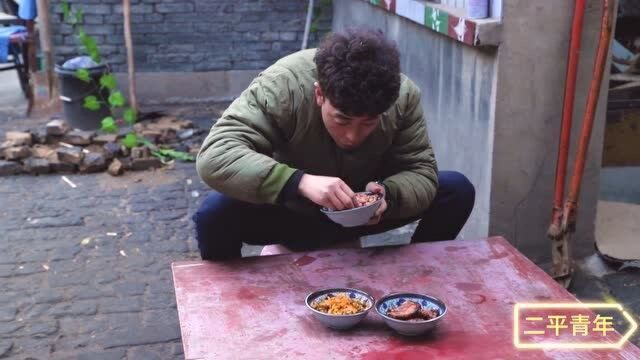 抠门小伙天天蹭饭,美女用图片当饭招待,吓得再也不敢来了