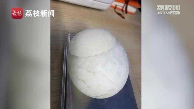 企鹅蛋出现硬币大小裂纹 工作人员蛋上缝补 最终孵化成功