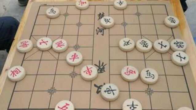 黑棋这步车炮斗棋太冒险了,都伸手到红棋老巢了