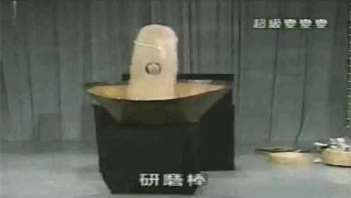 日本综艺节目：《超级变变变》大叔把自己打扮成厨房里的工具