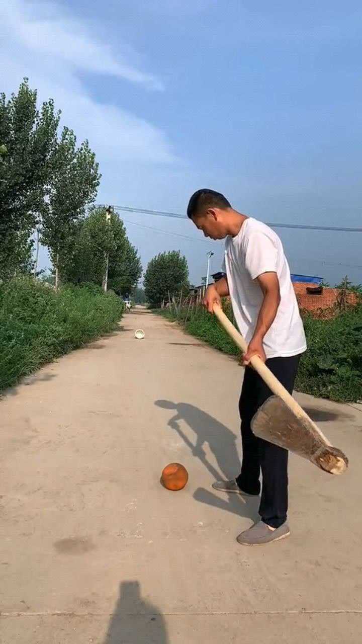 打高尔夫球的人,不一定是有钱人,农民大哥这一招绝了!