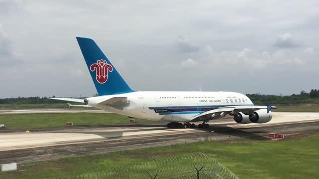 南方航空空客a380800在成都双流机场起飞