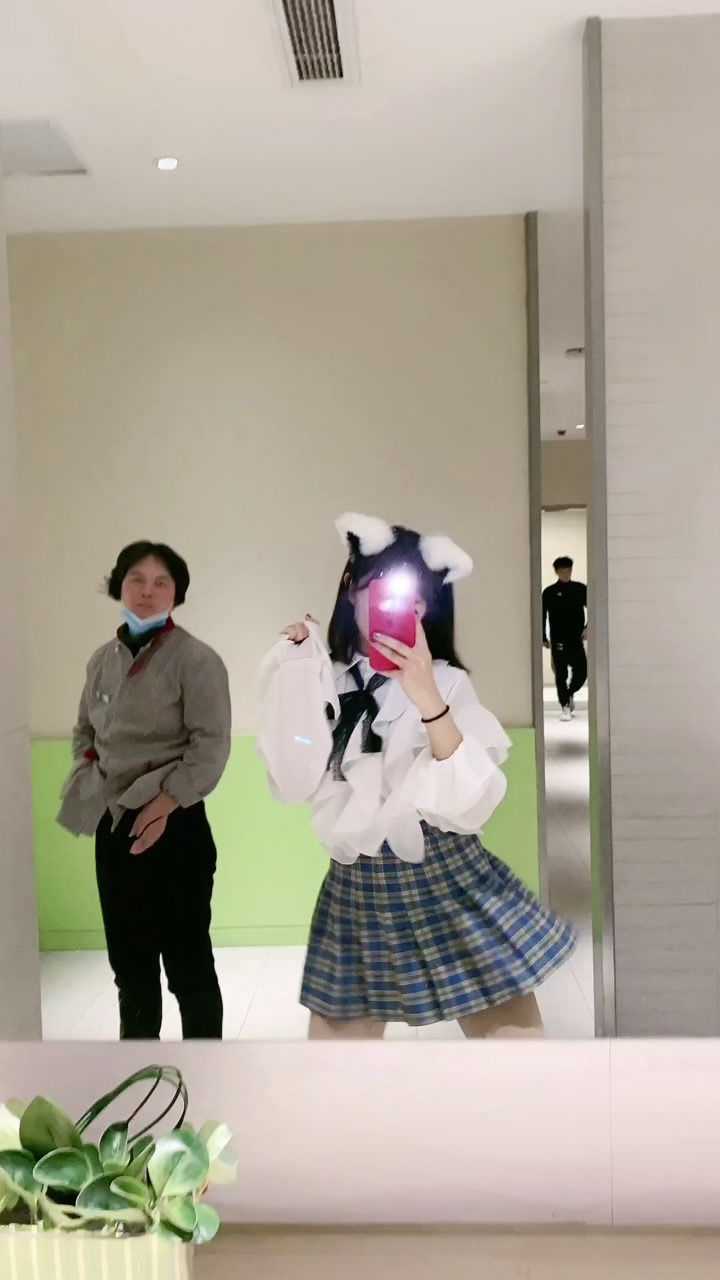 Is this how little girls go to the toilet now▶1:09