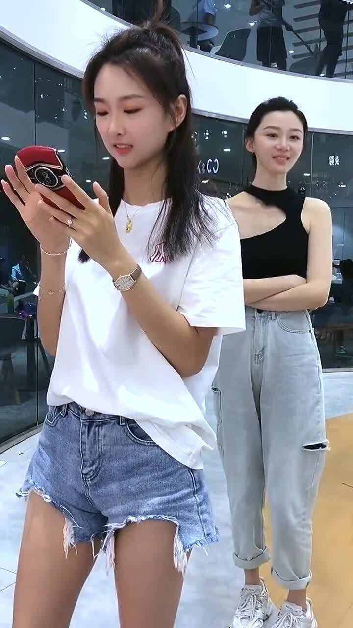 苏宁跟张芮尔第一次同框,谁是一姐,一目了然