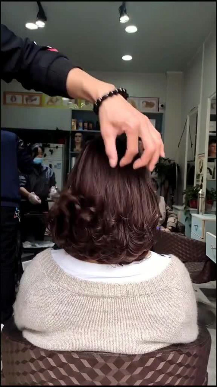 头发少头顶尖可以试试中短发烫下发梢发根稍微蓬松可以增加发量